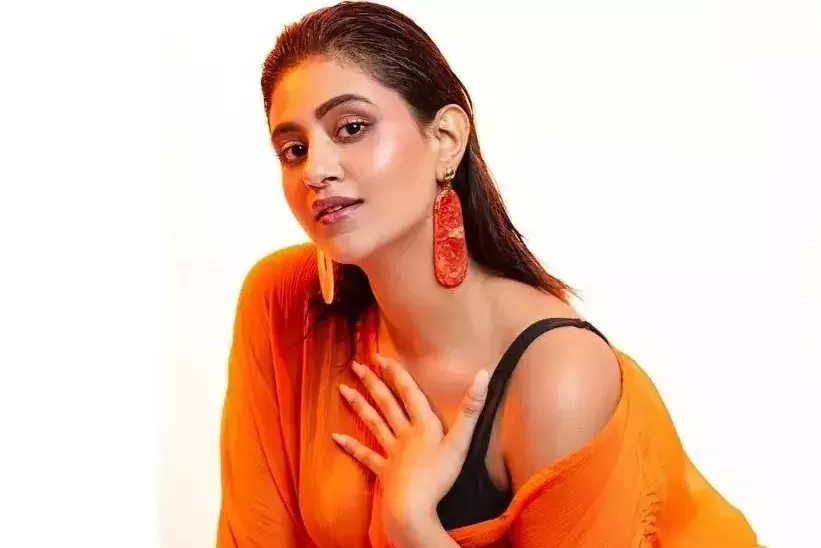 After MMS leak, Anjali Arora raised her skirt in front of the camera, Oops Moment happened several times, watch video After MMS leak, Anjali Arora raised her skirt in front of the camera, Oops Moment happened several times, watch video