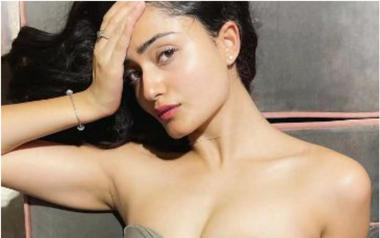 Tridha Chaudhary kept having fun in the middle of the fields in a moving car wearing a fully open dress from behind, people said - 'Mangal in the jungle' - watch Tridha Chaudhary kept having fun in the middle of the fields in a moving car wearing a fully open dress from behind, people said - 'Mangal in the jungle' - watch