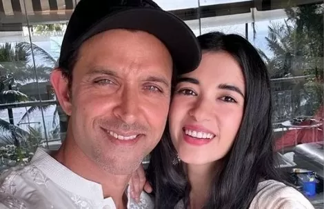 Watch: Hrithik Roshan-Saba Azad were seen locking lips at the airport, this video went viral within minutes