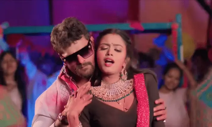 Khesari Lal romanced 12 years younger heroine on the pretext of coloring, video went viral