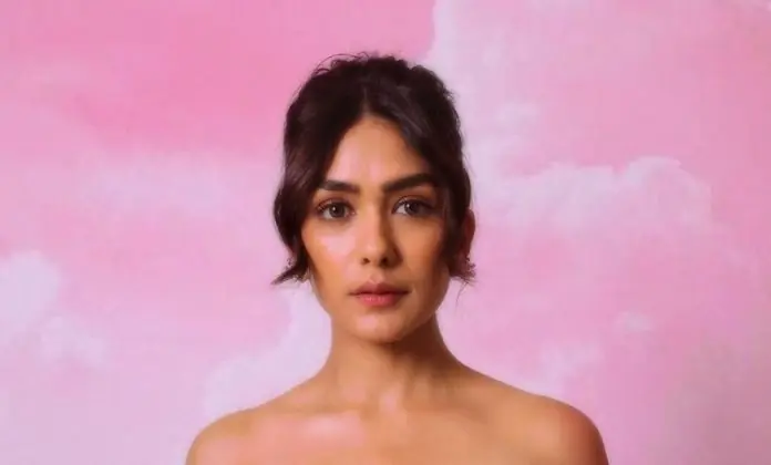 Mrinal Thakur looked beautiful in a royal look, added a touch of hotness in deep neck blouse