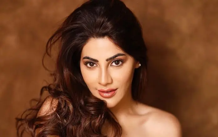 Nikki Tamboli started showing boldness by wearing a dress like polythene, people were mesmerized by seeing the front cut