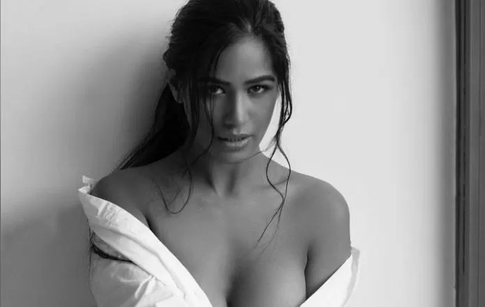 Poonam Pandey came out of the house without clothes, people closed their eyes after watching this video