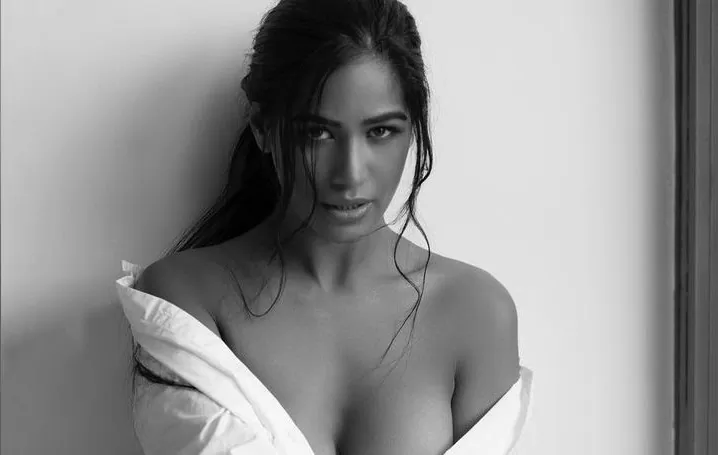 Poonam Pandey came out of the house without clothes, people closed their eyes after watching this video