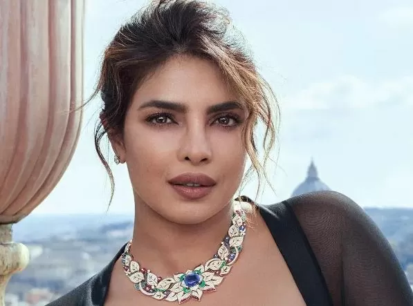 Priyanka Chopra went bo*ld on Valentines Day! Wished husband in this style while lying on the bed