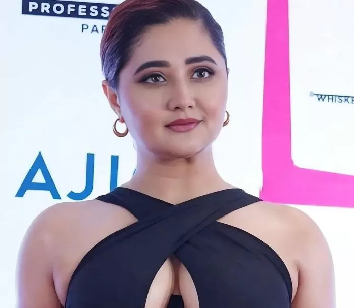 Rashmi Desai became the victim of an Oops moment in a front open dress, everything was visible.....Watch