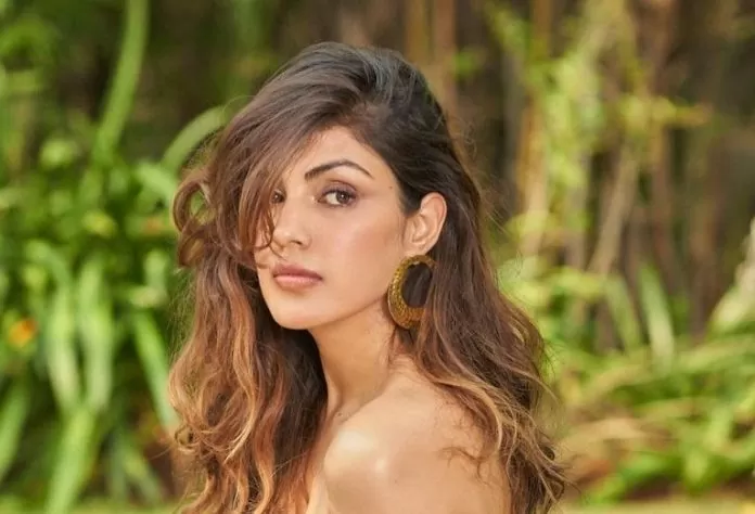Riya Chakraborty was seen having fun on the swing by the beach wearing a black deep top, the video went viral!