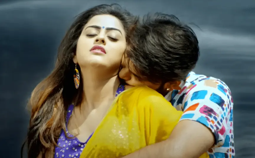 Romantic Bhojpuri Song Romance is shown in this Bhojpuri song, people close their eyes after watching the kissing scene