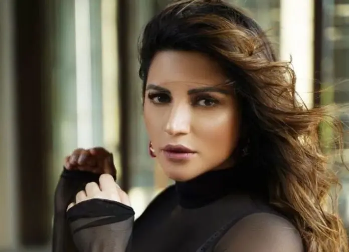 Shama Sikandar became romantic with her husband in the snowy plains of Kashmir, got a hot photoshoot done wearing a sleeveless blouse