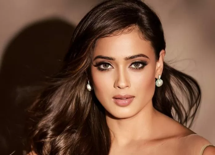 Shweta Tiwari's bo*ldness did not stop even at the age of 42, sizzling photoshoot done in deepneck jumpsuit