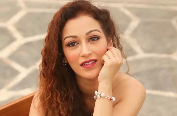 'Taarak Mehta's Anjali Bhabhi aka Sunaina Faujdar showed s*xy and hot figure in a black mini dress, see photos