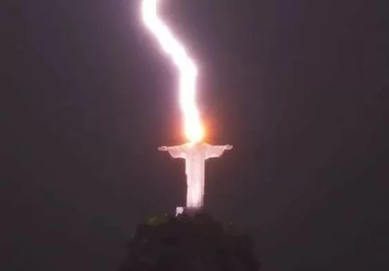 VIDEO: Lightning strikes Brazil's Christ the Redeemer statue, Netizens stunned, Watch video