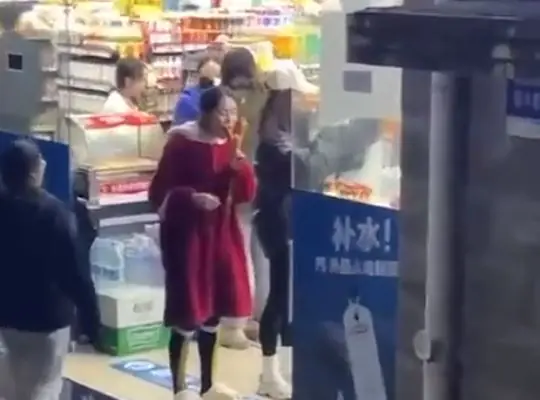 Viral Video: Papa's angel was eating chopsticks at the shop, then seeing what happened, he would not be able to stop laughing