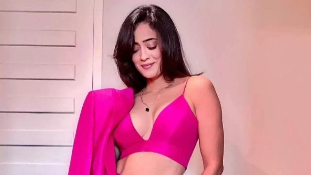 Shweta Tiwari showed her style in desi look, beauty is not decreasing even at the age of 42