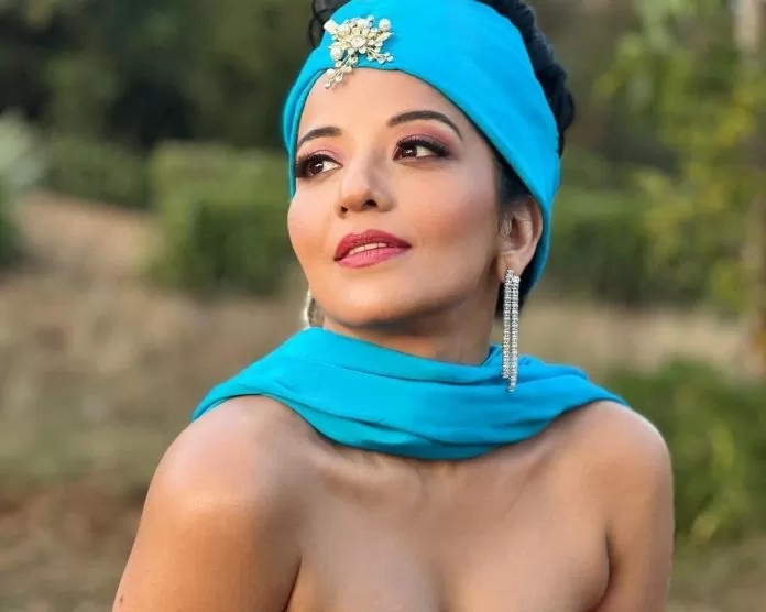 Bhojpuri actress Monalisa showed her beautiful style wearing a s*xy pink outfit, pictures went viral