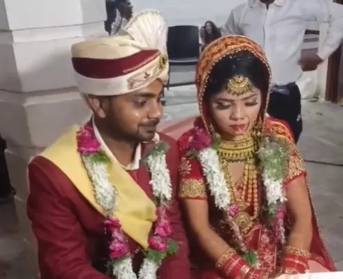 Bride Groom Video Groom was happy to see the bride, started doing such an act in front of the camera