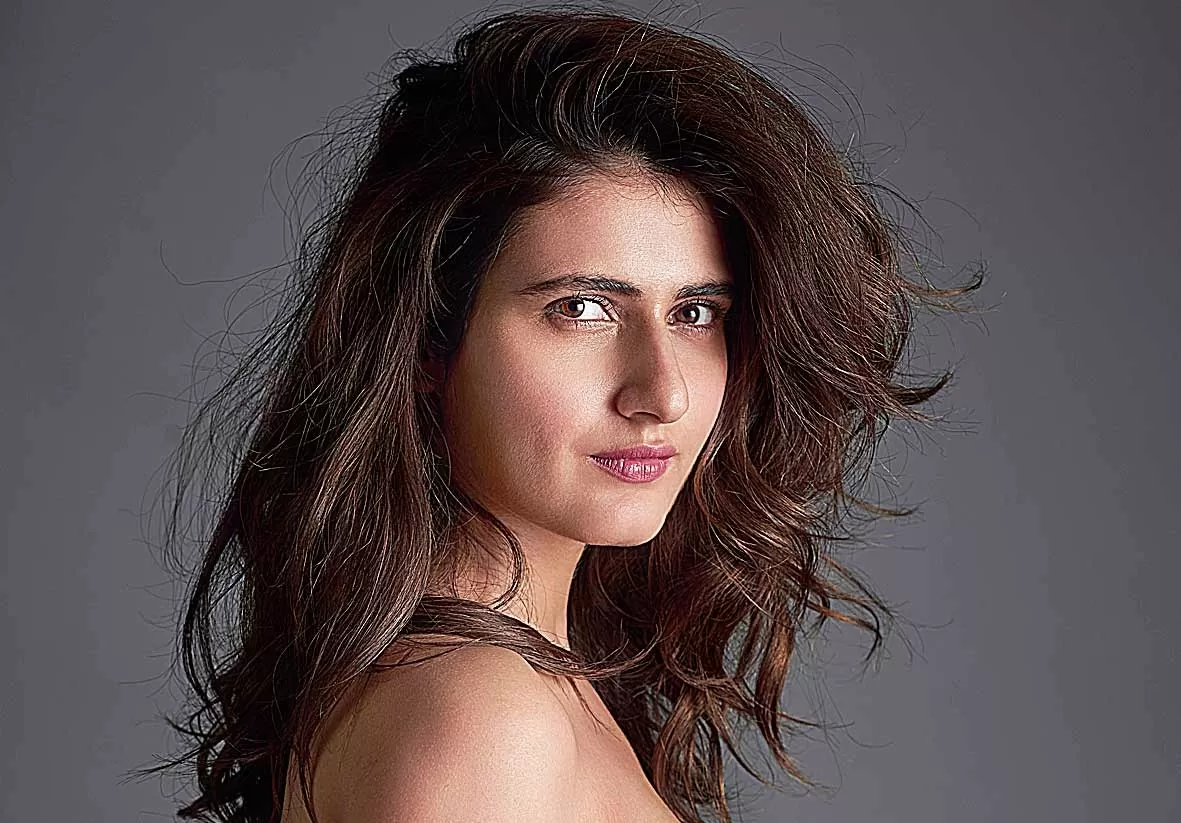 Fatima Sana Shaikh did a bo*ld photoshoot while lying on the couch, fans said - your hair will become like Maggi Fatima Sana Shaikh did a bo*ld photoshoot while lying on the couch, fans said - your hair will become like Maggi