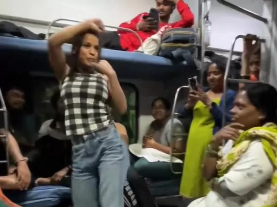 Girl danced on the song 'Sami-Sami' of 'Pushpa' in a moving train, you will forget Rashmika Mandanna after watching VIDEO
