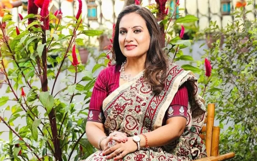 IAS did ramp walk, looked very beautiful in red double layer saree, see photos