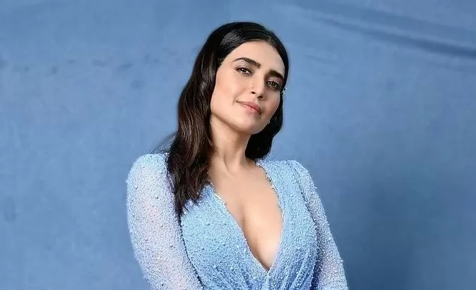 Karishma Tanna did a s*xy photoshoot in front open shirt without wearing pants, seeing people said - such a wife...