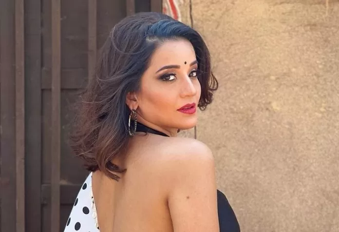 Monalisa did a bold photoshoot in a bralette blouse slipping off her shoulders, fans gave such reactions after seeing the photos
