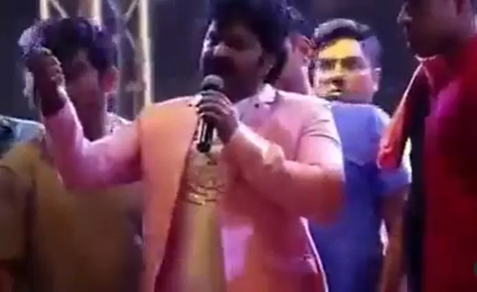 Pawan Singh Angry Someone threw a stone at Pawan Singh in the beach show, angry actor said such a thing Pawan Singh Angry Someone threw a stone at Pawan Singh in the beach show, angry actor said such a thing
