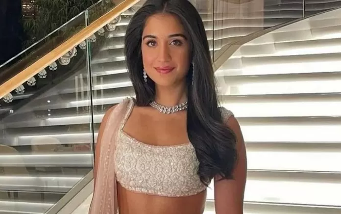 Radhika Merchant entered the party wearing a short blouse with a saree, seeing Ambani's daughter-in-law, there was a rush to take pictures