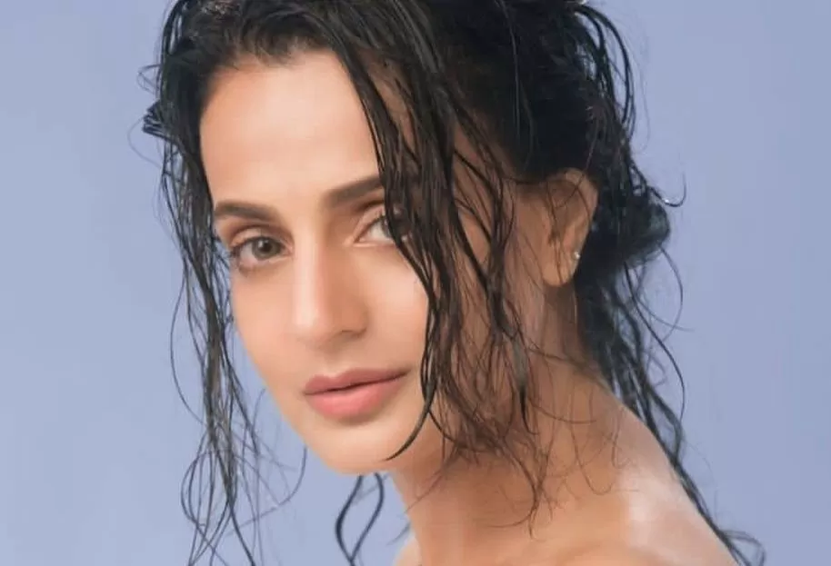 Sakina of 'Gadar 2' opened the buttons of her shirt in front of the camera, Tara Singh will be left sweating after watching the video! Sakina of 'Gadar 2' opened the buttons of her shirt in front of the camera, Tara Singh will be left sweating after watching the video!