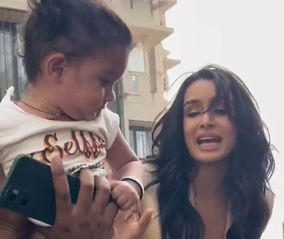 Shraddha Kapoor Video: Fan tried to keep the child on Shraddha Kapoor's car, see how the actress reacted in the video