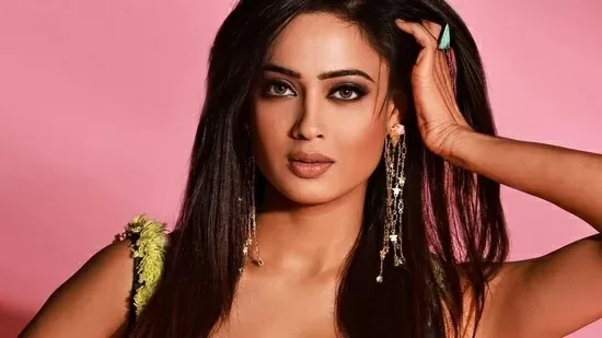 Shweta Tiwari wore such a tight dress at the age of 42, the curvy figure was captured in the camera