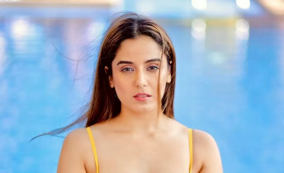 Srishti Rode crossed the limits of bo*ldness, showed s*xy body wearing yellow monokini, pictures went viral