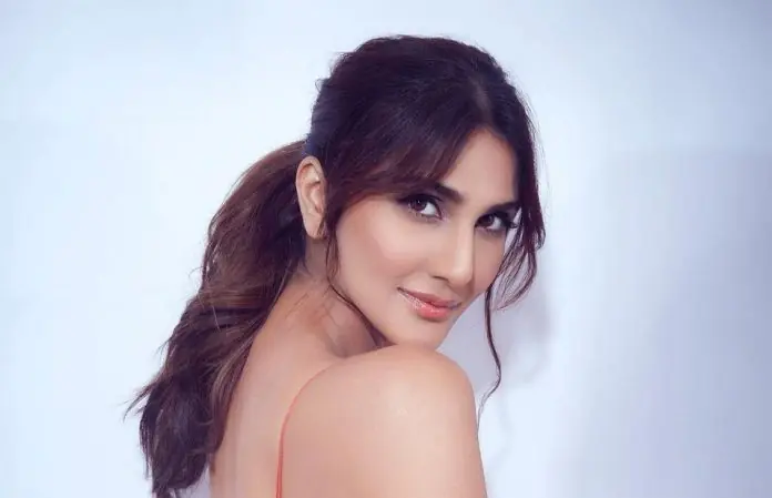 Vaani Kapoor did a bo*ld photoshoot at the party wearing a front open dress without bra, people were stunned to see the pictures