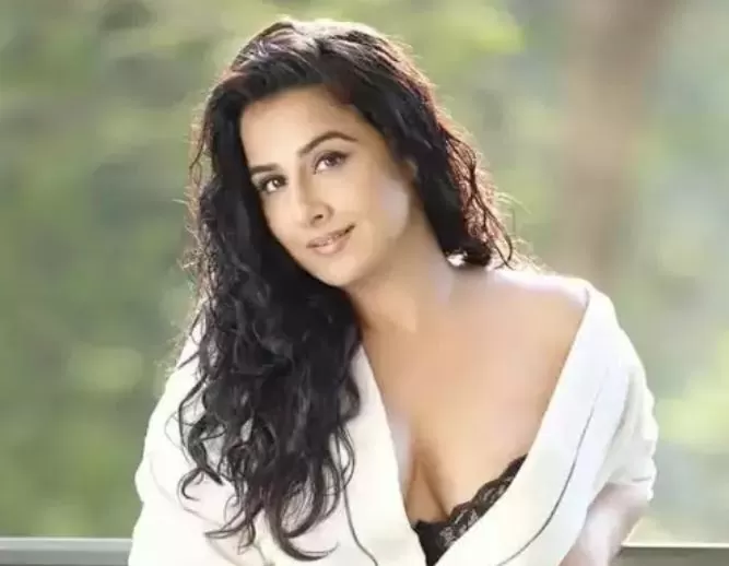 Vidya Balan opened her coat buttons for a photoshoot, surprised by her bo*ld look at the age of 43