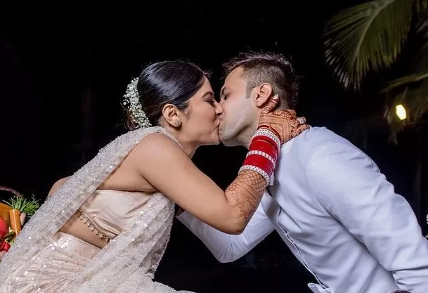 30 years old actress became romantic with groom in marriage, liplocked in front of guests, trolled
