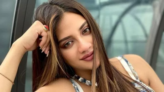 TMC MP painted in the color of bo*ldness, posing s*xy while taking off her shirt in front of the camera