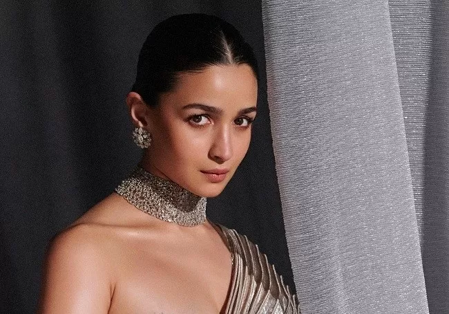 Alia Bhatt did the latest bo*ld photoshoot wearing a transparent saree in a bralette blouse, fans said - Kitni Sony hai yeh