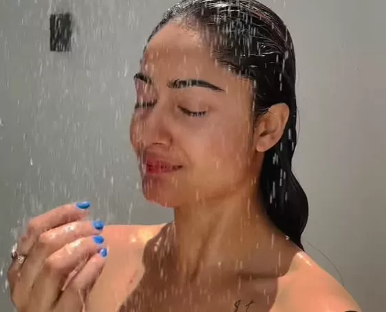 Ashram's Babita shared a bo*ld video while taking a bath in the bathroom, you will be left sweating, watch alone
