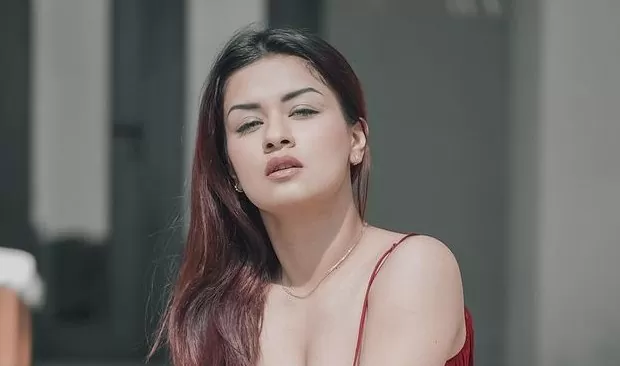 Avneet Kaur shared hot pictures in joggers pants and crop top, the caption caught people's attention