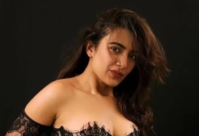 Jinal Joshi shares bo*ld photos wearing front open revealing nighty, fans injured after seeing s*xy pose