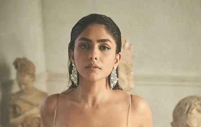 Mrinal Thakur crossed all limits of boldness, got such a photoshoot done in a very deep neck dress, fans' eyes fixed on one place - see hot pics