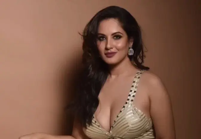 Pooja Banerjee sets swimming pool on fire in black bra; People got intoxicated after watching the video