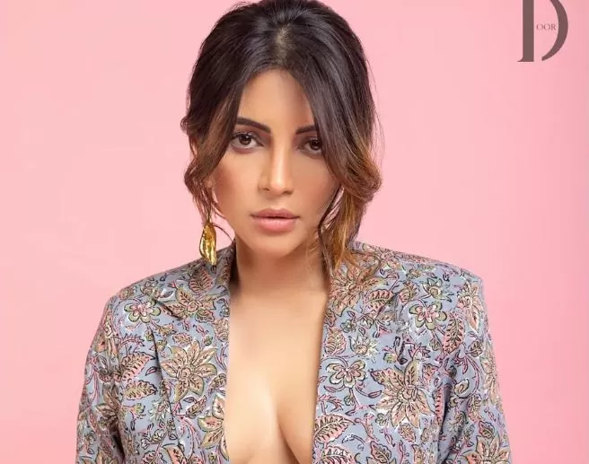Shama Sikandar became bo*ld in the balcony in a mesh top, crossed all limits at the age of 41