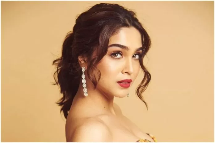 Sharvari Wagh shared bo*ld pictures wearing deepneck bomb blouse, hot poses with killer eyes