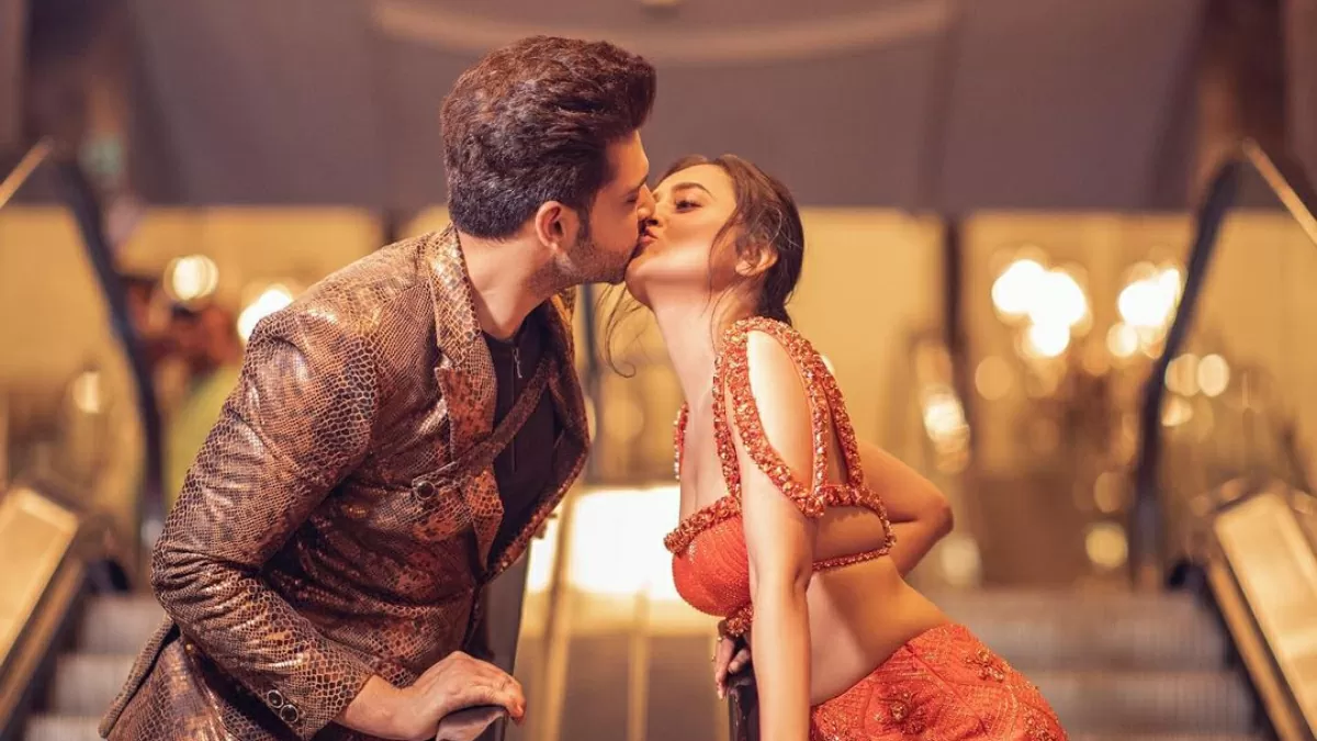 Karan was seen openly romancing with girlfriend Tejashwi in the party, crossed all limits