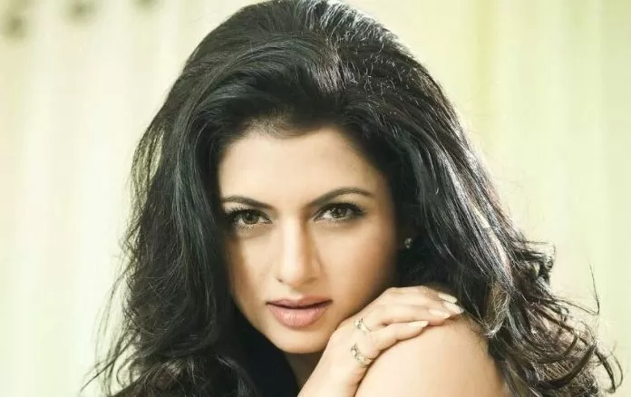 Bhagyashree was apprehensive about shooting the honeymoon scene with this actor, what was she afraid of?