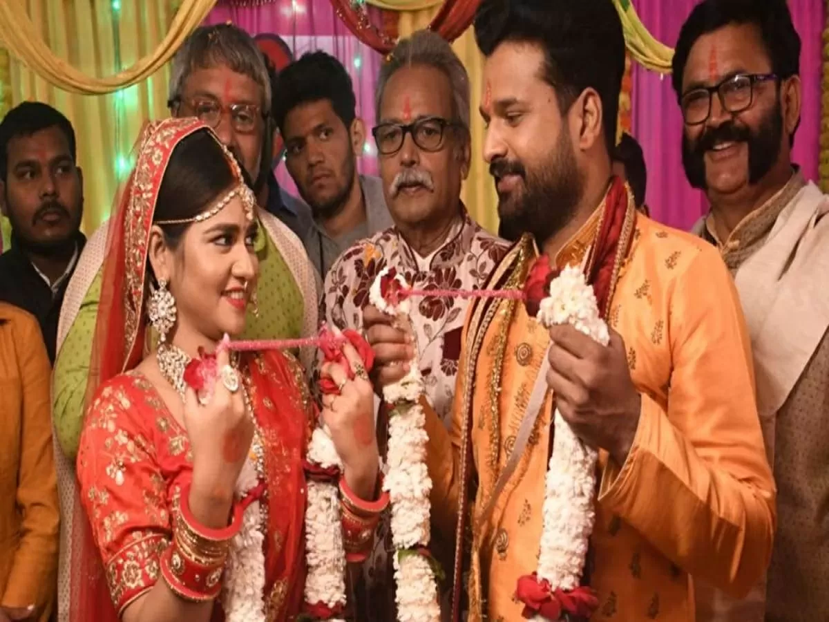 Bhojpuri superstar Ritesh Pandey married South's actress, the picture of the wedding couple went viral Bhojpuri superstar Ritesh Pandey married South's actress, the picture of the wedding couple went viral