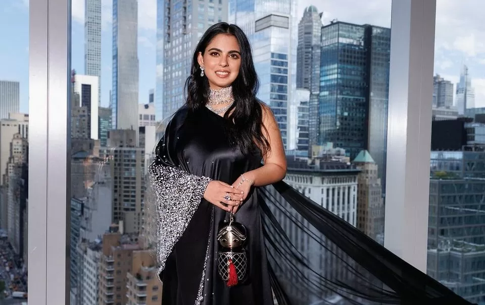 Isha Ambani's glamorous style in black stylish saree, bag worth lakhs attracted attention