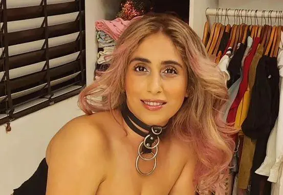 Neha Bhasin shot a bo*ld video wearing a super exposing dress, showing everything in an open dress from all sides!