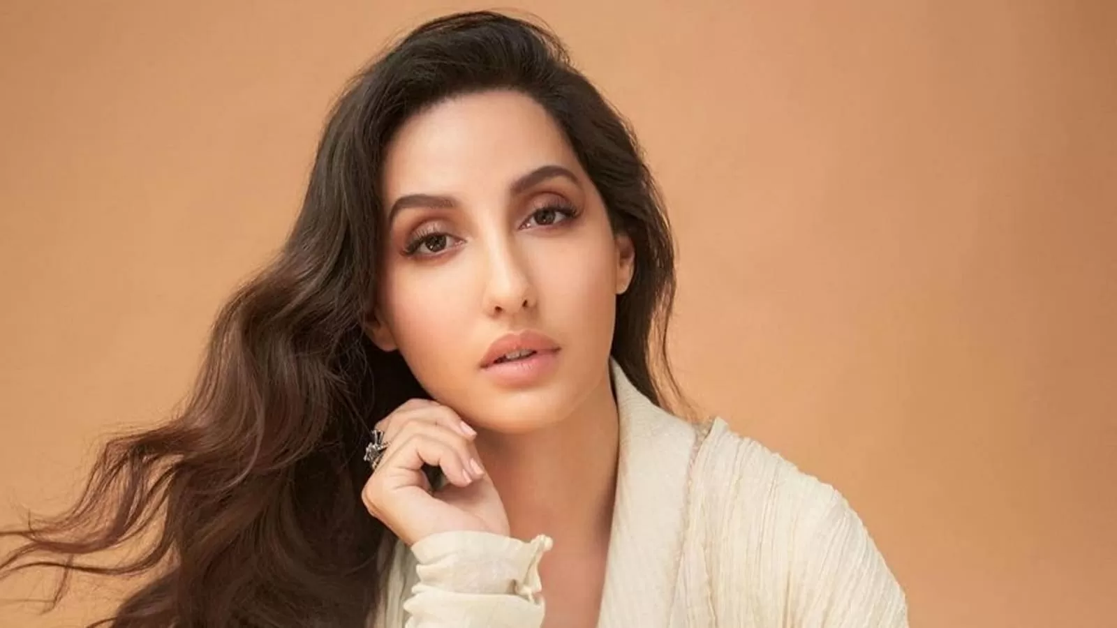 Nora Fatehi's dress slipped from the front in a braless look, social media users were surprised to see the video Nora Fatehi's dress slipped from the front in a braless look, social media users were surprised to see the video