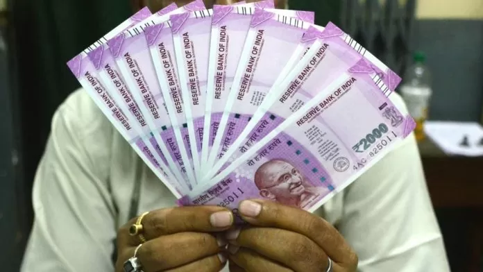 2000 Rupee Note: RBI's new update on 2000 rupee note, know why people are holding back ₹6970 crore